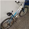 Image 5 : WHITE AND BLUE DUNLOP BIKE