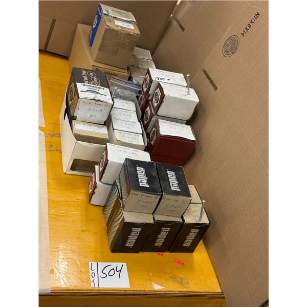 LOT DE 3200+ VIS TÊTE RONDES QUADREX, GR. ASSORTIS