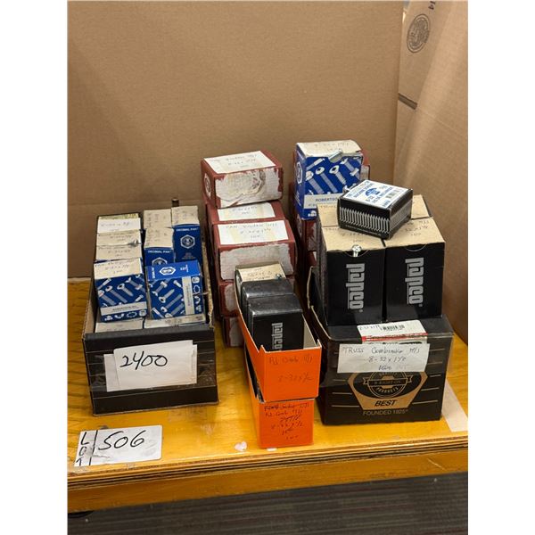 LOT DE 4000+ VIS TÊTE RONDES QUADREX ASSORTIES