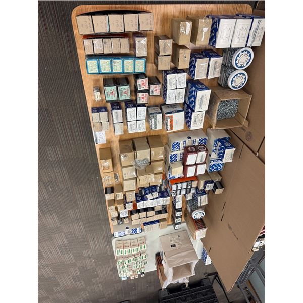 LOT DE 20,000 VIS ASSORTIES