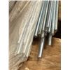 Image 12 : LOT DE 100+ TIGES FILETÉES, GRAND. ASST
