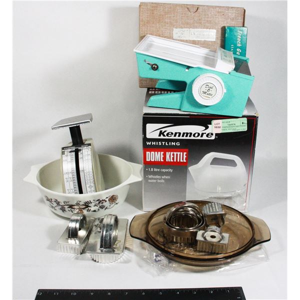 LOT OF VINTAGE KITCHEN ITEMS INCL. PYREX, VINTAGE