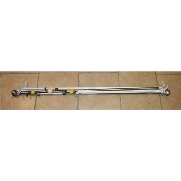 BUNDLE OF CURTAIN RODS