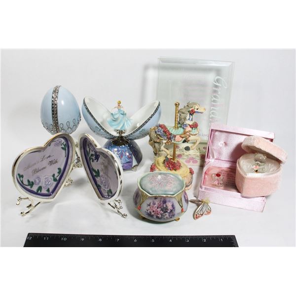 LOT OF VINTAGE TRINKETS