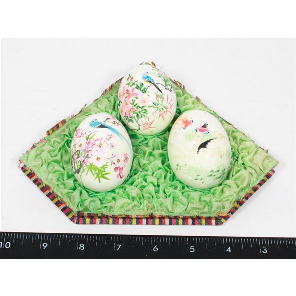 HIGHLY DETAILED DELICATELY PAINTED EGG DECORATION