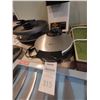 Image 6 : Knives, Waffle Maker, Plate Warmer A