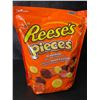 Image 2 : 1 Reese's Pieces Peanut Butter Bulk Candy Bag - Large 1.36KG Bag - New (BB: MAY/2025)