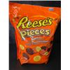 Image 2 : 1 Reese's Pieces Peanut Butter Bulk Candy Bag - Large 1.36KG Bag - New (BB: MAY/2025)