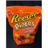 Image 2 : 1 Reese's Pieces Peanut Butter Bulk Candy Bag - Large 1.36KG Bag - New (BB: MAY/2025)
