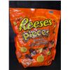 Image 2 : 1 Reese's Pieces Peanut Butter Bulk Candy Bag - Large 1.36KG Bag - New (BB: MAY/2025)