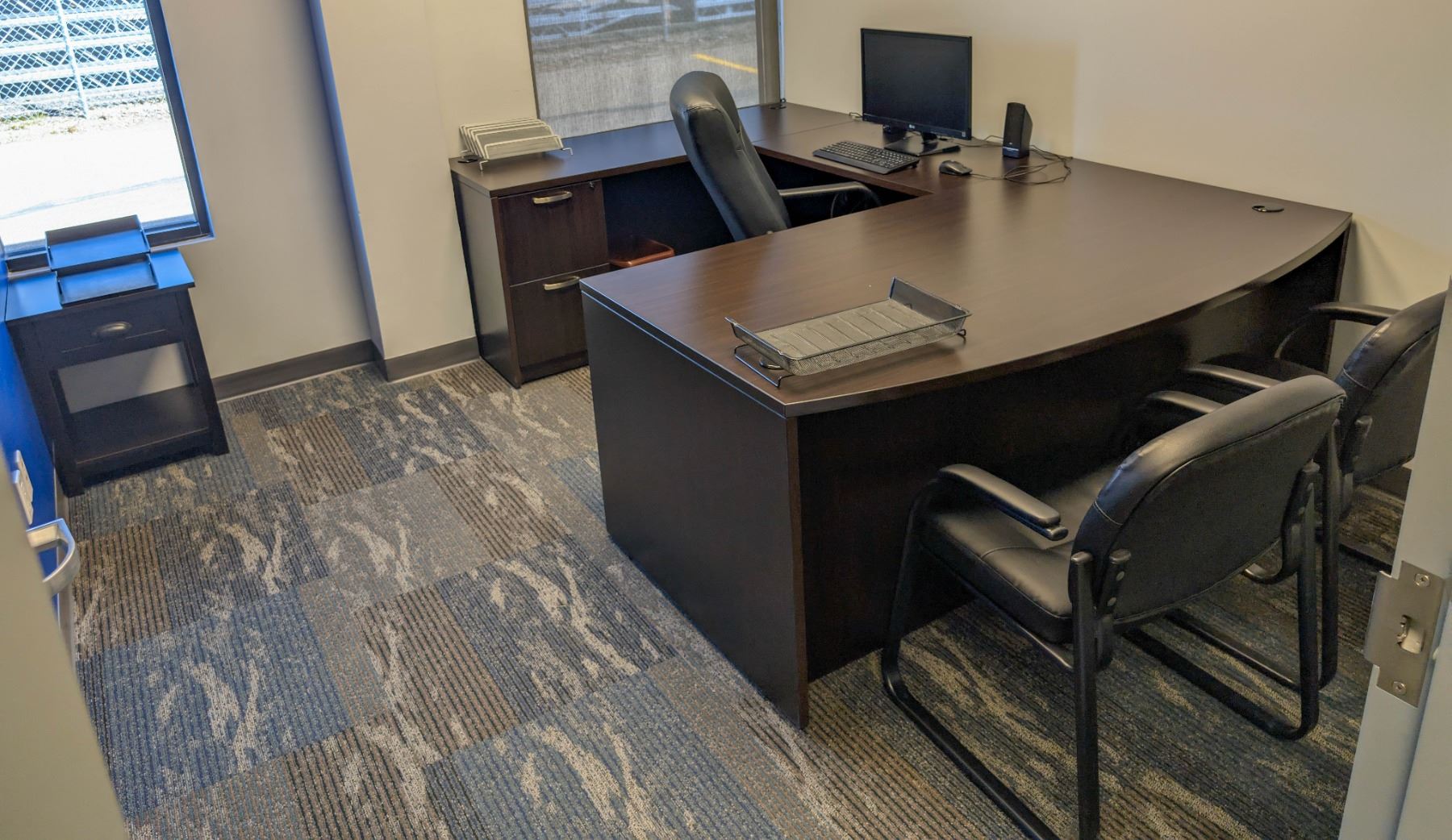 CONTENTS OF OFFICE INCLUDING U-SHAPED DESK, 1 LG