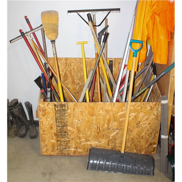 WOODEN STORAGE BOX W/ CONTENTS INCL: BROOMS,