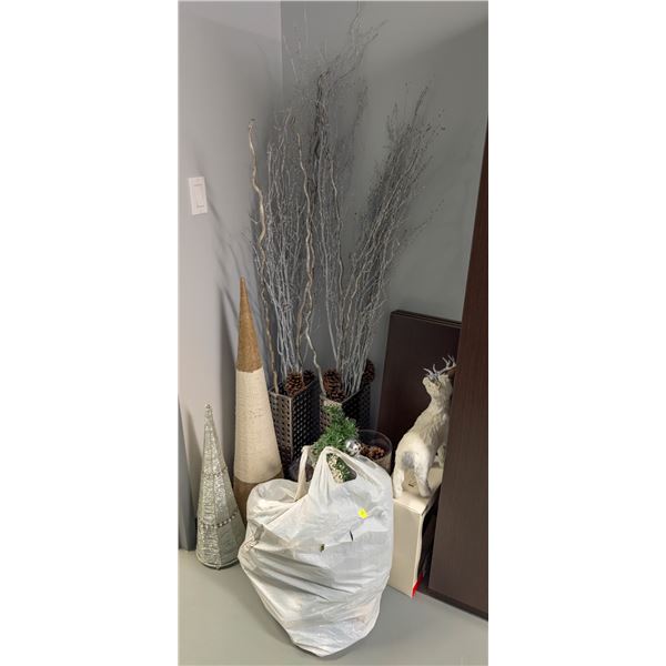 LOT OF ASSORTED CHRISTMAS DECORATIONS