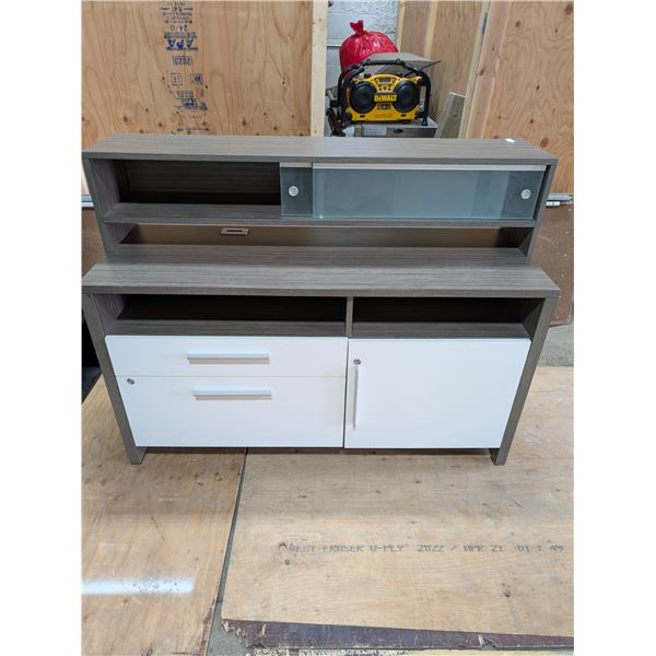 *OFFSITE* LARGE LOT OF FURNISHINGS INCLUDES DESKS