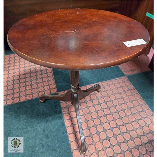 FOLDING TOP END TABLE 21" X 19" X 15"