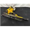 Image 1 : DeWalt Clipped Head Framing Nailer