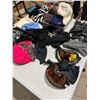 Image 2 : Hats, goggles, mitts, etc.