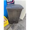 Image 1 : Garbage can