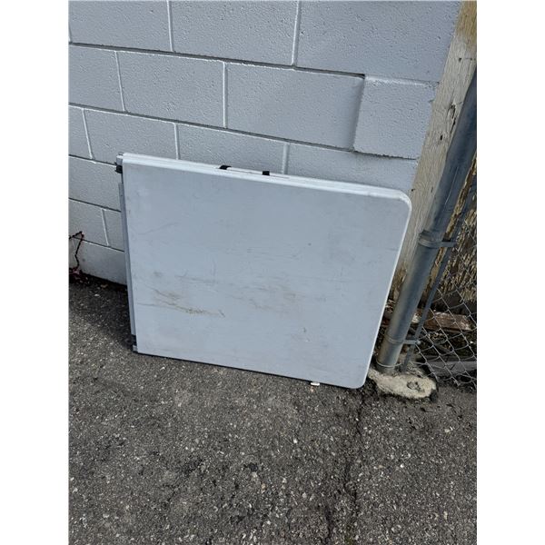 Folding table