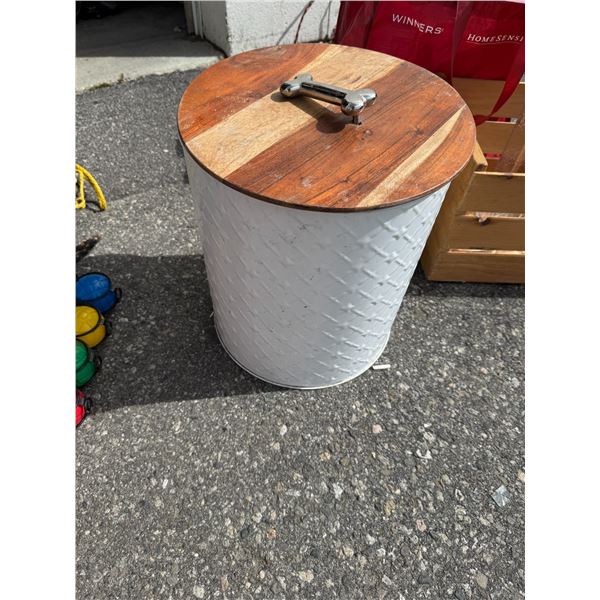 Pet food container
