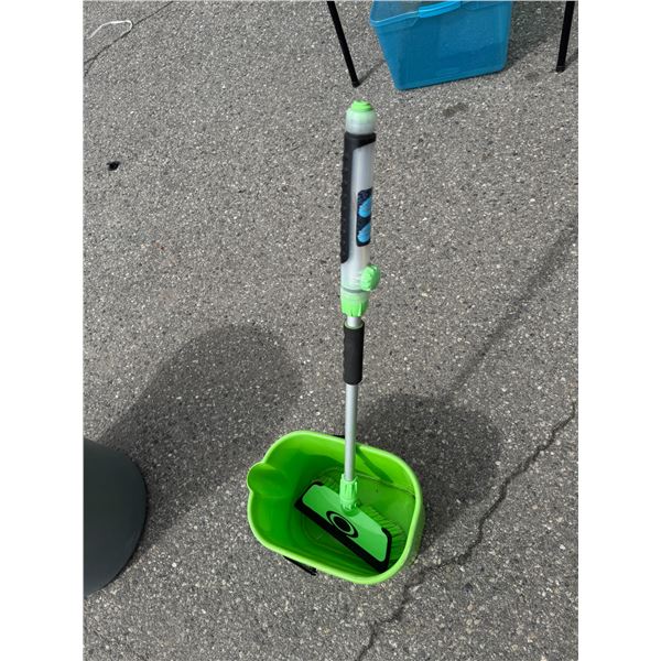 Wash brush and bucket