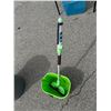 Image 1 : Wash brush and bucket