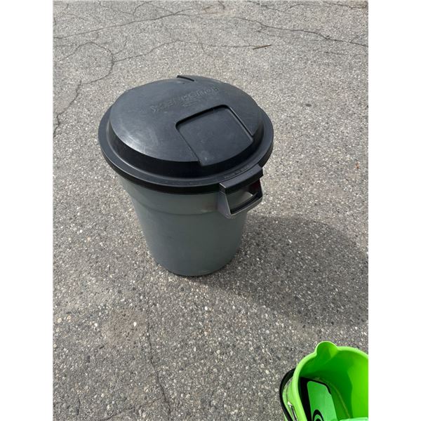 Rubbermaid roughneck garbage can with lid