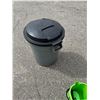 Image 1 : Rubbermaid roughneck garbage can with lid