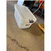 Image 1 : 2 totes one lid with crack
