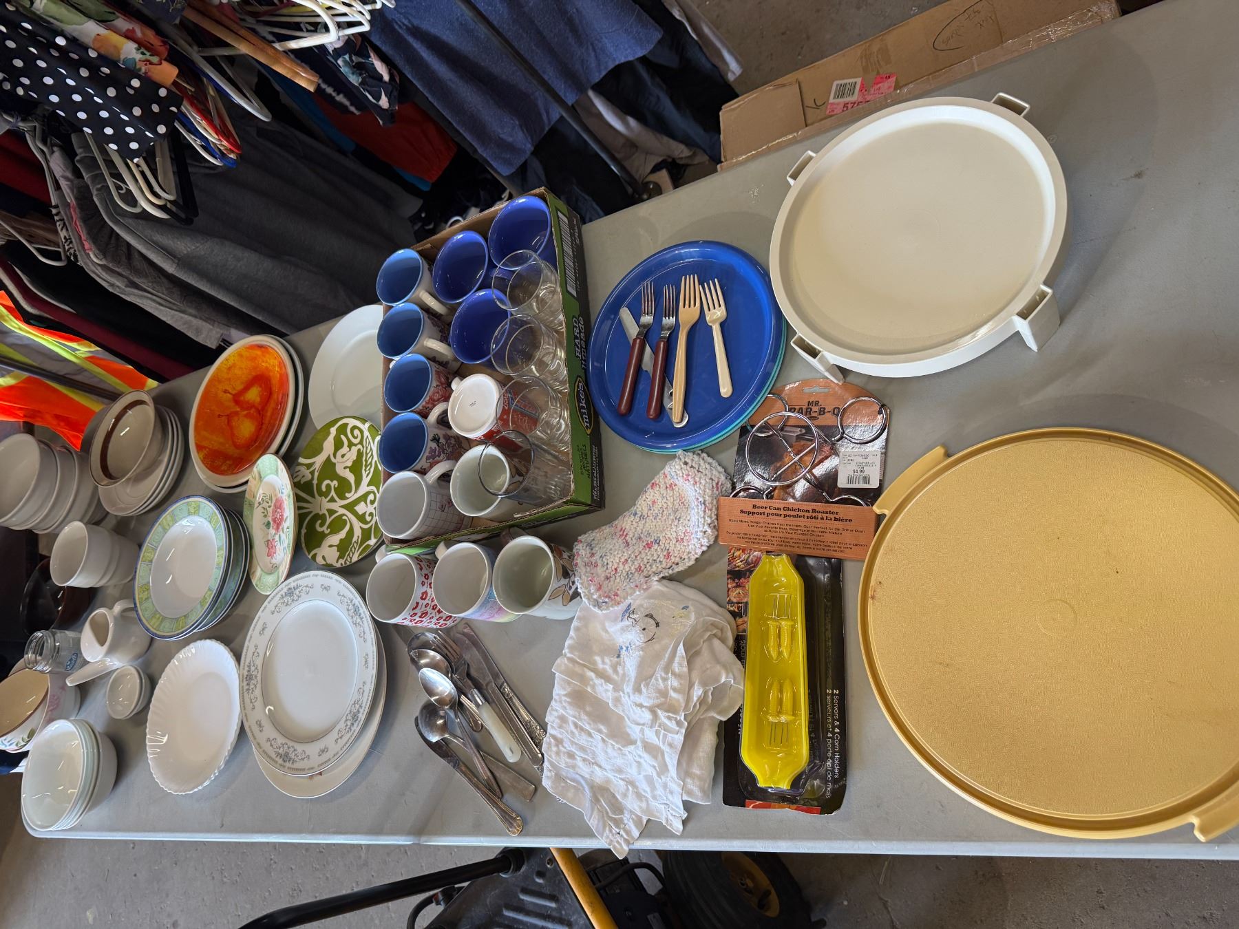 Assorted kitchen items