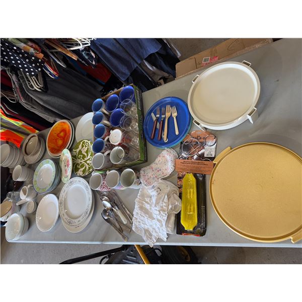 Assorted kitchen items