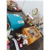 Image 2 : Clown Clocks, Emmett Kelly Music Box, Poto Frame, Collector Clowns