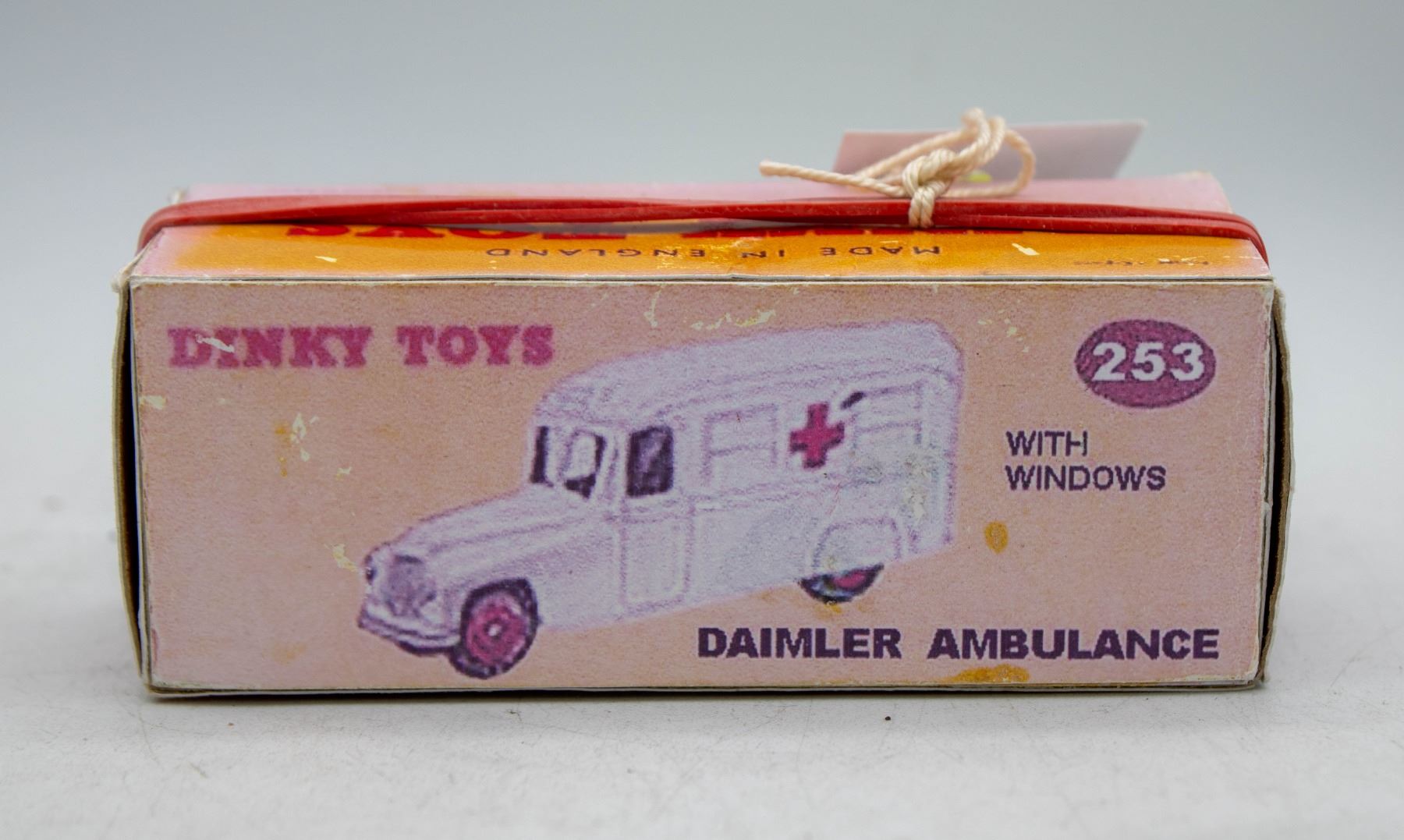 Dinky Toys - Daimler Ambulance Militaire - Miniature ancienne Dinky Toys - Daimler Ambulance Militaire - Miniature ancienne