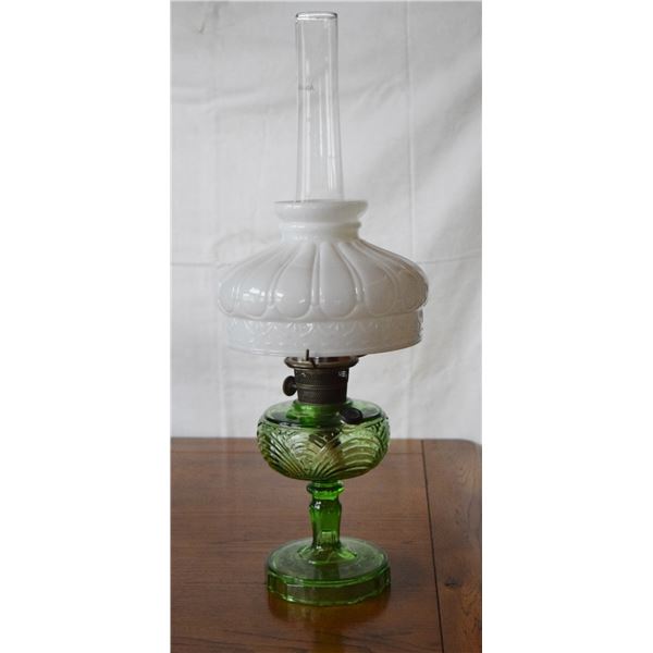 Aladdin lamp Washington Drape B-51, green crystal shade,  1940, filigree stem