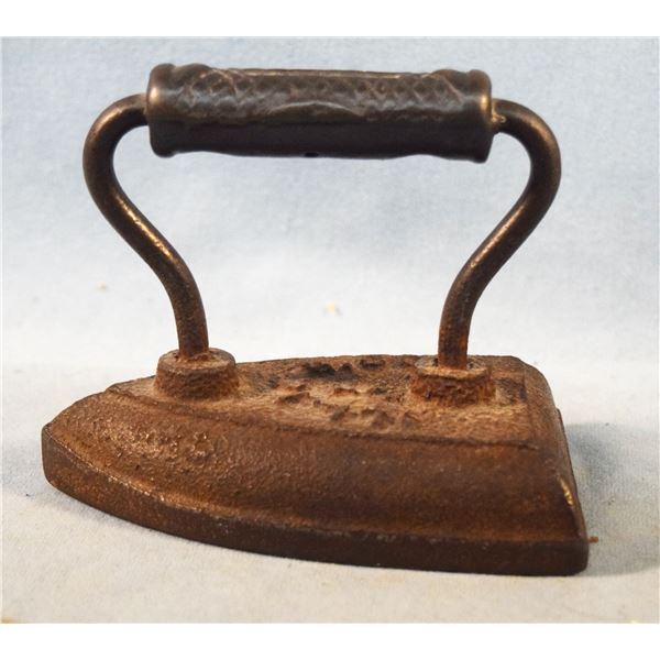 2 pcs: Vintage cast iron clothes iron, 5.5" & Large brass platter, 19"