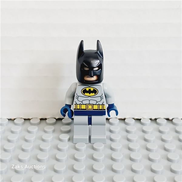 LEGO Batman - Light Bluish Gray Suit w/ Yellow Belt & Crest, Dark Blue Mask & Cape (Type 1 Cowl)
