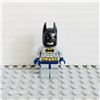 Image 1 : LEGO Batman - Light Bluish Gray Suit w/ Yellow Belt & Crest, Dark Blue Mask & Cape (Type 1 Cowl)