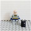 Image 2 : LEGO Batman - Light Bluish Gray Suit w/ Yellow Belt & Crest, Dark Blue Mask & Cape (Type 1 Cowl)