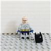 Image 3 : LEGO Batman - Light Bluish Gray Suit w/ Yellow Belt & Crest, Dark Blue Mask & Cape (Type 1 Cowl)