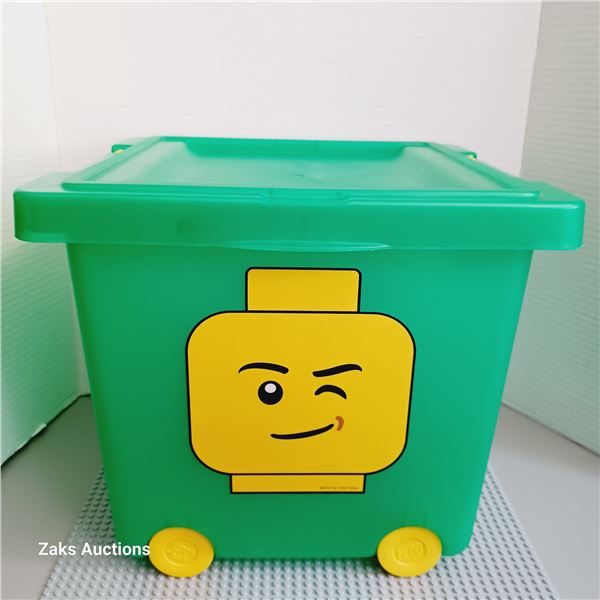 LEGO Square Stacking Basket with Lid and Wheels 21.5 qt (Minifigure Head Winking)