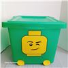 Image 1 : LEGO Square Stacking Basket with Lid and Wheels 21.5 qt (Minifigure Head Winking)