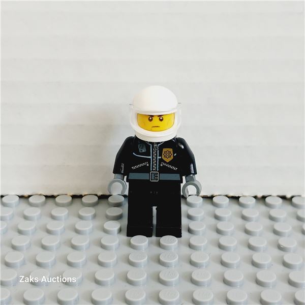 LEGO Police - City Leather Jacket with Gold Badge, White Helmet, Trans-Brown Visor, Black Eyebrows