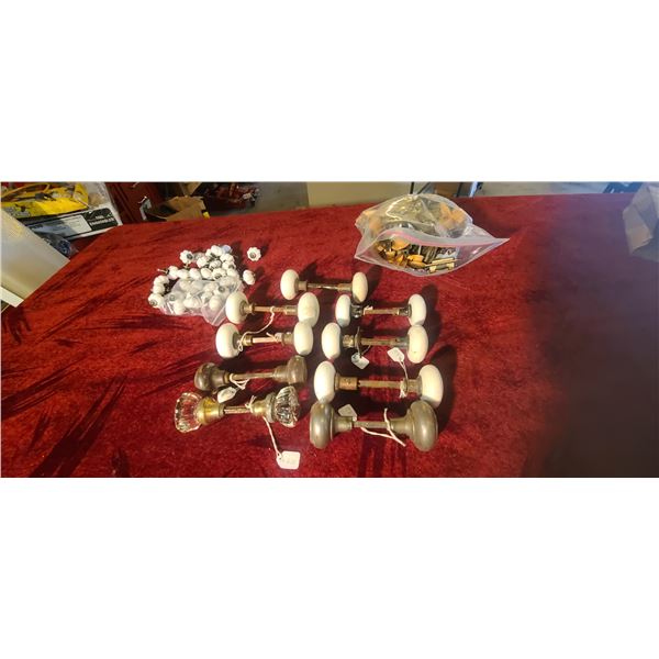 VINTAGE DOOR KNOBS AND HANDLES PLUS SOME HINDGES