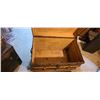Image 14 : WOOD AND LEATHER STRAPPED STEAMER TRUNK 35 X 21 X 24"