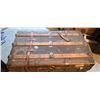 Image 4 : WOOD AND LEATHER STRAPPED STEAMER TRUNK 35 X 21 X 24"