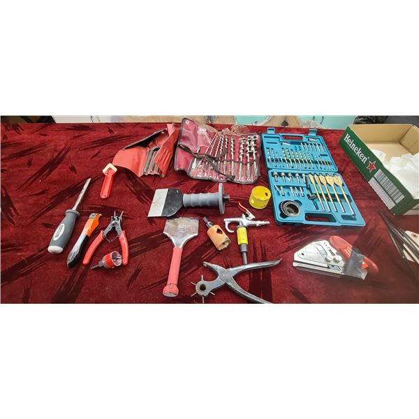 CONTENTS OF DRAWER: IRWIN AUGER BITS, ALLEN KEYS, DRILL BIT SET, HOLE SAWS AND CHISELS