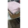 Image 7 : 2 BASKETS OF SHEETS, TOWLS AND DISH CLOTH FROM RV