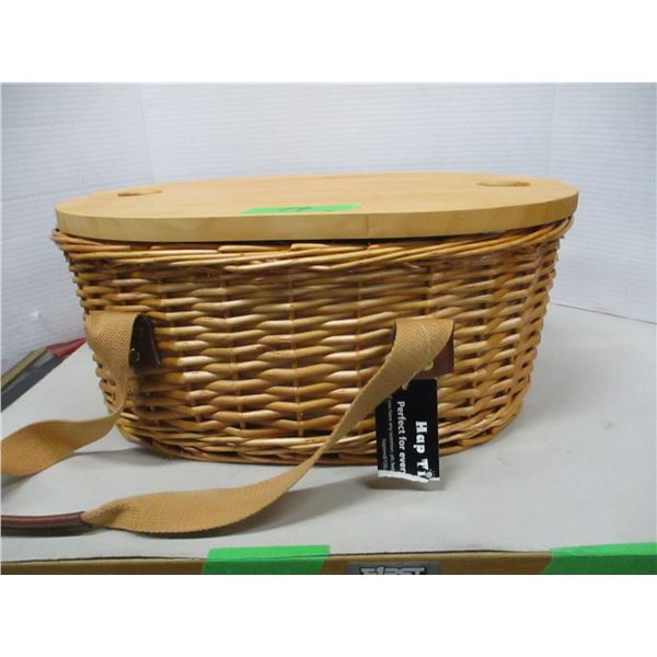 ESTATE:  WICKER PICNIC BASKET SET