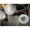 Image 3 : FLAT C/W ASSORTED GLASSWARE