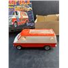 Image 3 : Truckin USA West Coast Van Model Kit - Complete
